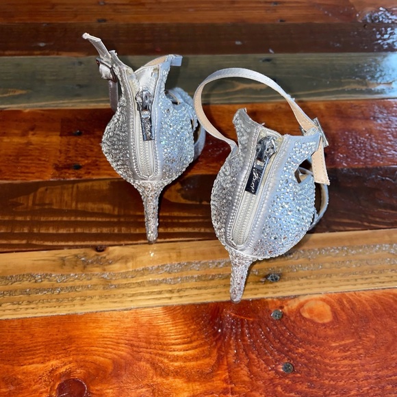SOLD. Jewel Badgley Mischka Pumps 👠 💃🏻 💎 - Picture 5 of 8
